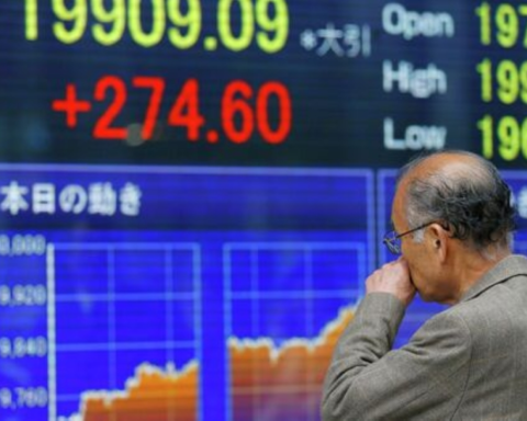 تراجع الأسهم اليابانية: هبوط مؤشري نيكي وتوبكس في بورصة طوكيو