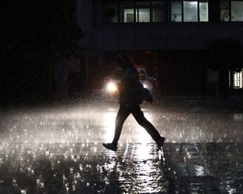 عاصفة اليونان: سيول تغرق أثينا وإغلاق المدارس والطرق