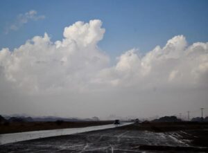 طقس السعودية اليوم: أمطار غزيرة وسيول في تبوك والشمال