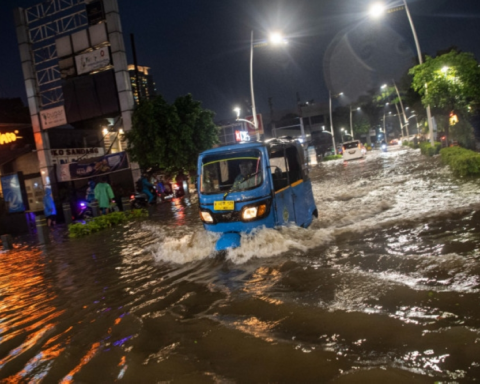 فيضانات إندونيسيا: 900 قتيل ودمار واسع في سومطرة