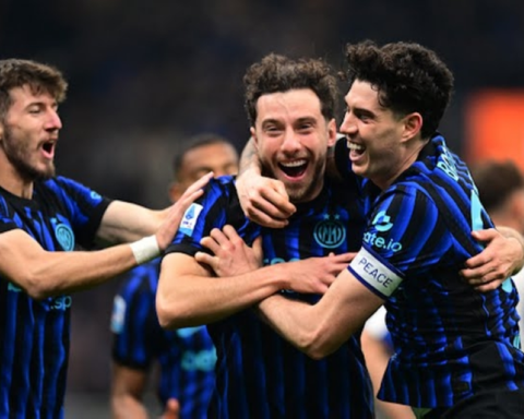 إنتر ميلان يتصدر الدوري الإيطالي برباعية في شباك كومو
