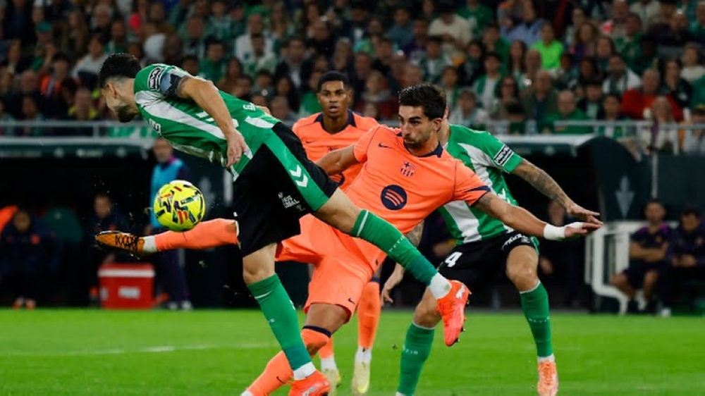 برشلونة يهزم بيتيس 5-3 وتوريس يسجل هاتريك في الدوري الإسباني