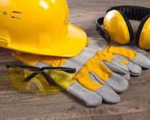 التأمينات: هل يستمر اشتراك الأخطار المهنية عند العمل بالخارج؟