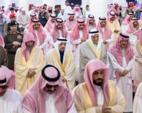 أمير الرياض يؤدي صلاة الميت على والدة الأمير مشعل بن بدر بن سعود