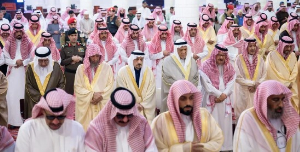 أمير الرياض يؤدي صلاة الميت على والدة الأمير مشعل بن بدر بن سعود