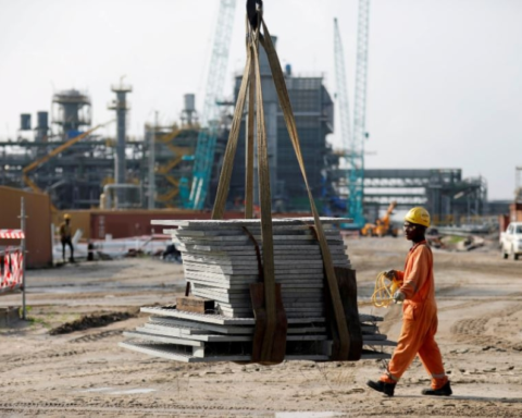 نيجيريا توافق على مصفاة نفط بـ 50 مليار دولار لإنهاء الاستيراد