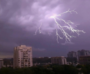 طقس السعودية: أمطار رعدية وسيول حتى الخميس وتحذيرات هامة