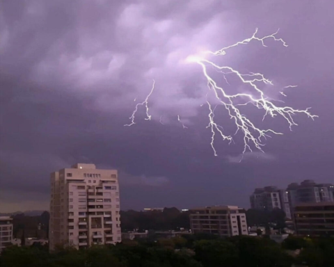 طقس السعودية: أمطار رعدية وسيول حتى الخميس وتحذيرات هامة