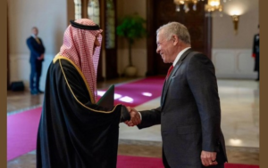 الأمير منصور بن خالد يقدم أوراق اعتماده لملك الأردن سفيراً للسعودية