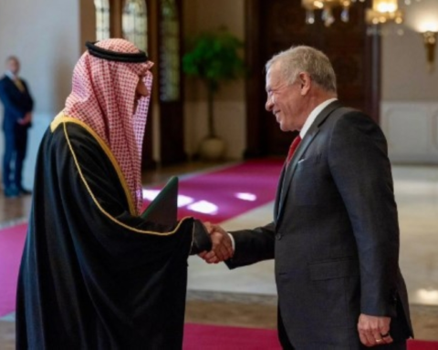 الأمير منصور بن خالد يقدم أوراق اعتماده لملك الأردن سفيراً للسعودية