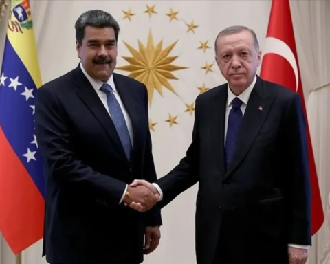 أردوغان يدعو مادورو للحوار مع أمريكا وسط توترات الكاريبي