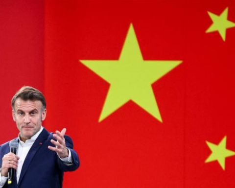 ماكرون يهدد الصين بفرض رسوم جمركية لحماية أوروبا