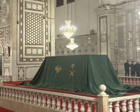 الرئيس السوري يكشف عن هدية محمد بن سلمان: قطعة من ستار الكعبة