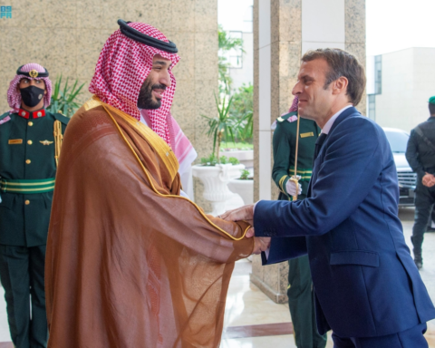 ولي العهد وماكرون يبحثان هاتفياً تطورات المنطقة والعلاقات