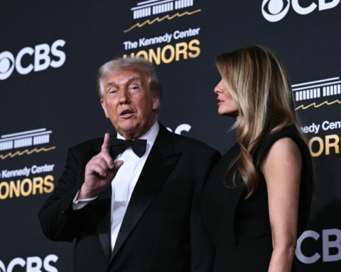 ترامب يلمح لعرقلة استحواذ نتفليكس على وارنر براذرز