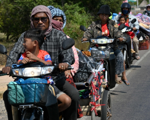 اشتباكات تايلاند وكمبوديا: إجلاء 500 ألف وتوتر حدودي