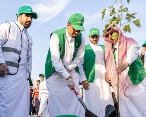 الغطاء النباتي يدعم مبادرة الرياض تتطوع بـ 80 ألف شتلة