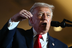 البيت الأبيض يكشف سر ضمادة يد ترامب والأسبرين