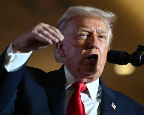 البيت الأبيض يكشف سر ضمادة يد ترامب والأسبرين