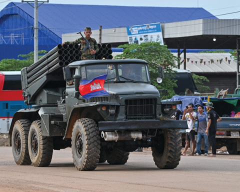 كمبوديا تتهم تايلاند بخرق الهدنة وقصف الحدود بطائرات F-16