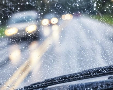 المرور يحذر من 5 أخطاء قاتلة عند القيادة أثناء الأمطار