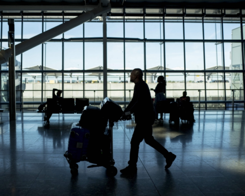 هبوط اضطراري لطائرة بوينغ في مطار واشنطن بعد حريق بالمحرك