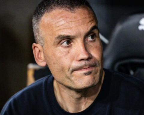 ريال سوسيداد يقيل مدربه سيرخيو فرانسيسكو لسوء النتائج