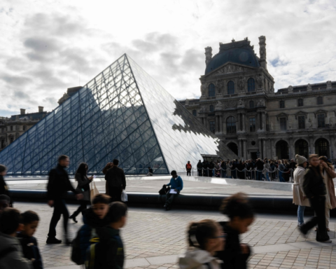 Louvre Museum closure due to strike: causes and effects