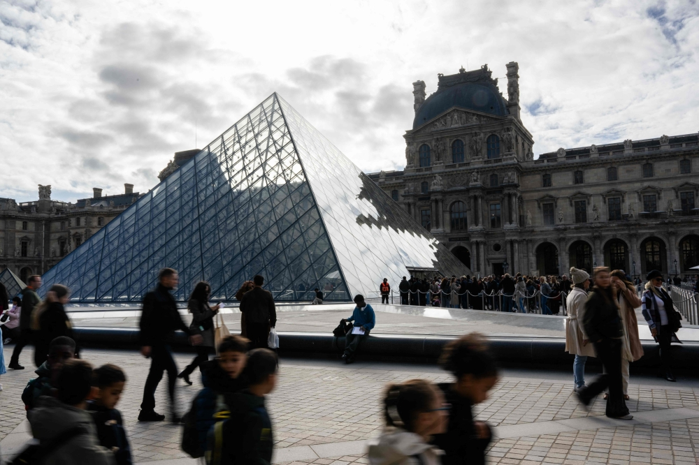 Louvre Museum closure due to strike: causes and effects