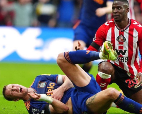 نيوكاسل يونايتد يفقد مدافعه دان بيرن لأسابيع بسبب الإصابة