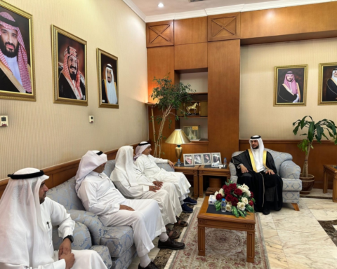 محافظ القطيف يدعم برامج جمعية أبارق الخيرية وتنمية المجتمع