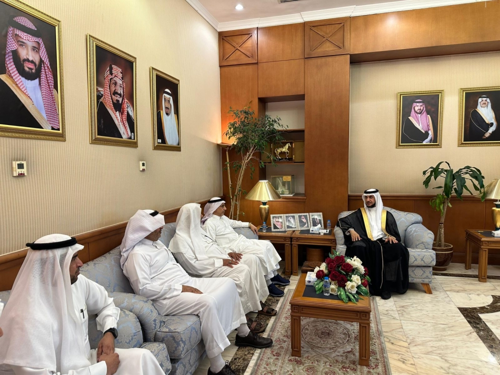 محافظ القطيف يدعم برامج جمعية أبارق الخيرية وتنمية المجتمع