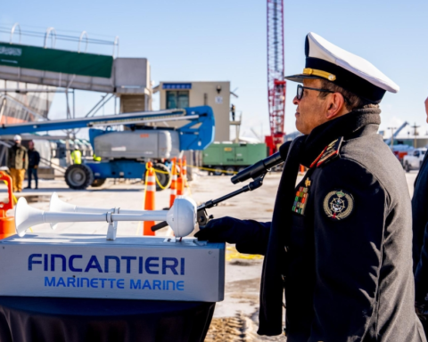 مشروع طويق: البحرية السعودية تعوم سفينة "جلالة الملك سعود" بأمريكا