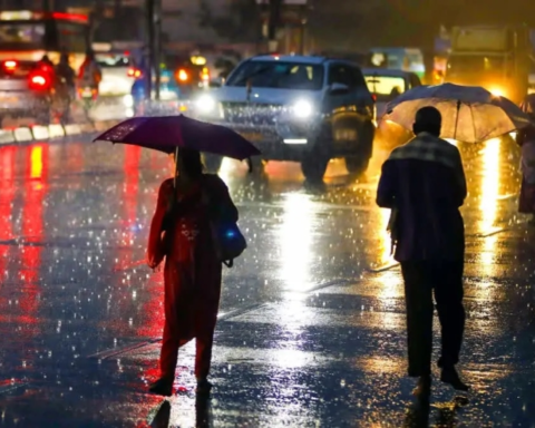 طقس الرياض وتبوك: إنذار أحمر وأمطار غزيرة وثلوج