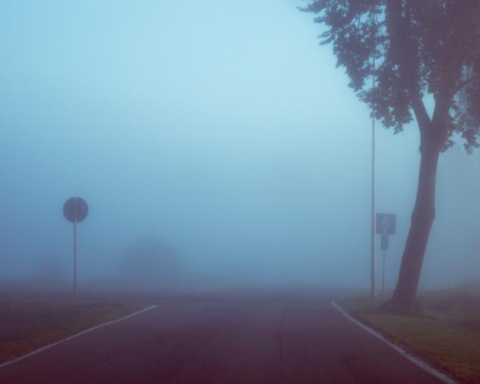 تنبيه الأرصاد: ضباب كثيف يغطي 10 مناطق وانعدام للرؤية