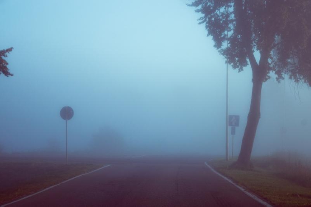 تنبيه الأرصاد: ضباب كثيف يغطي 10 مناطق وانعدام للرؤية