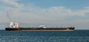 ترامب يفرض حصاراً بحرياً على نفط فنزويلا: تصعيد وتداعيات