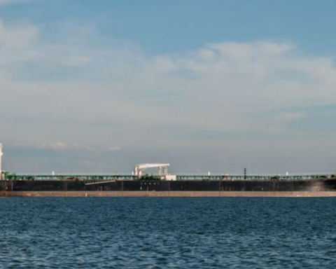 ترامب يفرض حصاراً بحرياً على نفط فنزويلا: تصعيد وتداعيات