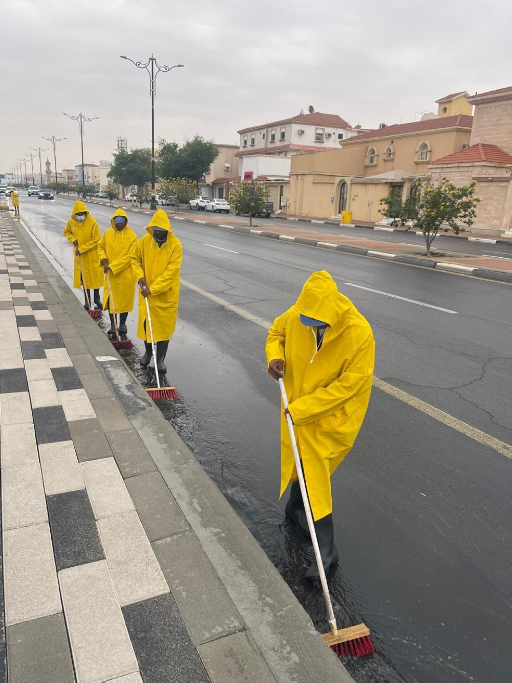 بلدية بقيق تعالج آثار الأمطار بـ 26 آلية و160 كادراً