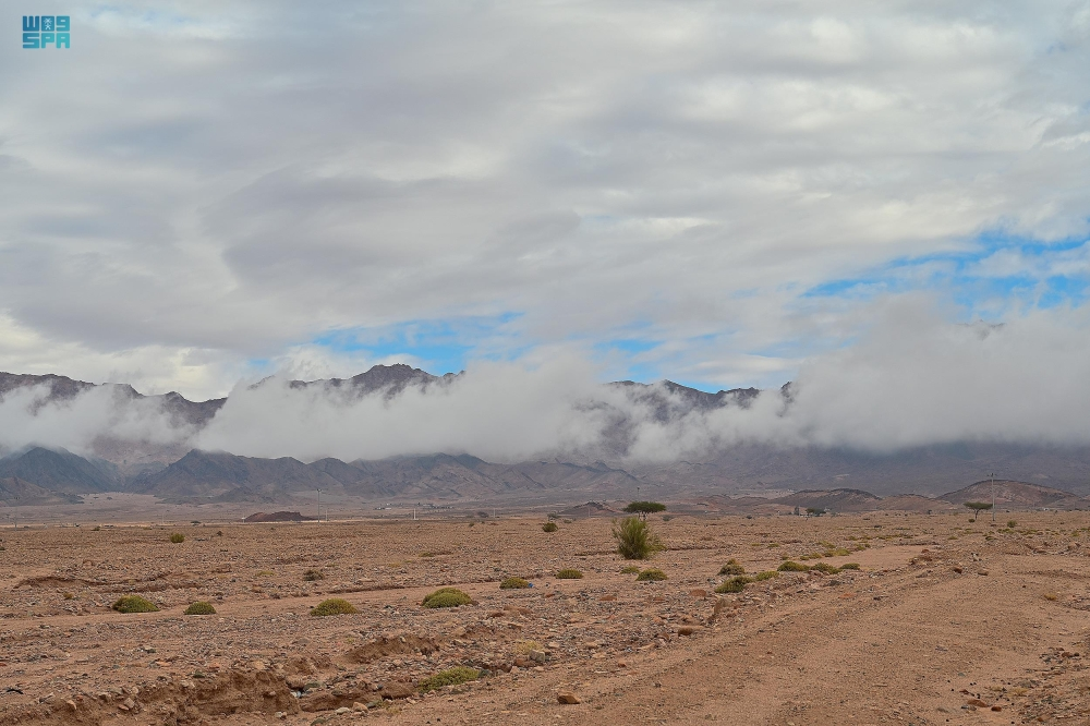أمطار حقل اليوم: مشاهد خلابة للسحب على جبال تبوك | أخبار السعودية