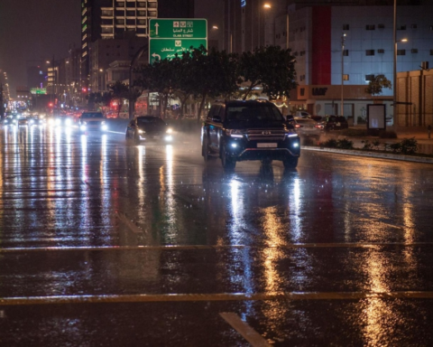 أمطار غزيرة على الرياض والدرعية: تحذير من سيول وصواعق