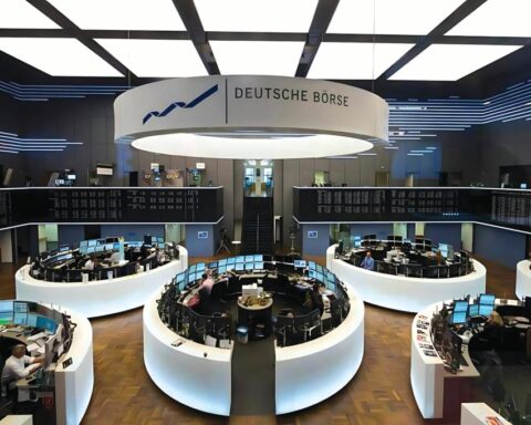 أسهم أوروبا تصعد بدعم آمال الفائدة الأمريكية وقرار المركزي