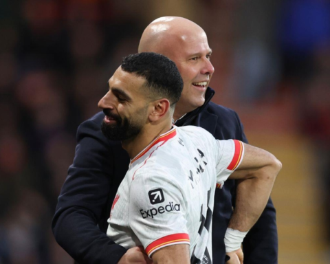 أرني سلوت يحسم الجدل حول محمد صلاح قبل لقاء توتنهام