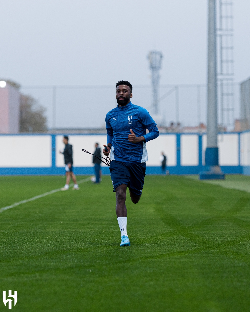 حمد اليامي يشارك في تدريبات الهلال قبل مواجهة الشارقة