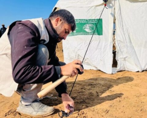 مركز الملك سلمان يفتتح مخيم إيواء جديد للأسر في غزة