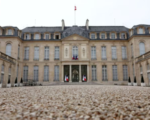 سرقة قصر الإليزيه: محاكمة موظف بتهمة سرقة مقتنيات ثمينة