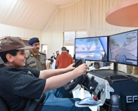 تجربة محاكاة القيادة في واحة الأمن بمهرجان الإبل