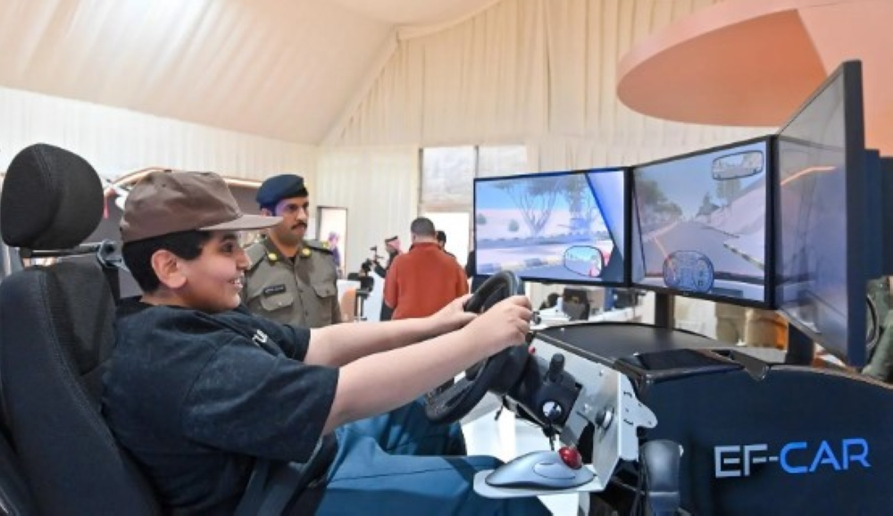 تجربة محاكاة القيادة في واحة الأمن بمهرجان الإبل