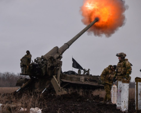 زيلينسكي يكشف مقترح محادثات ميامي ولافروف يرفض قوات السلام