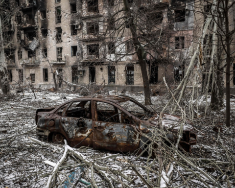 قصف روسي يدمر مخازن زيت دوار الشمس في أوديسا